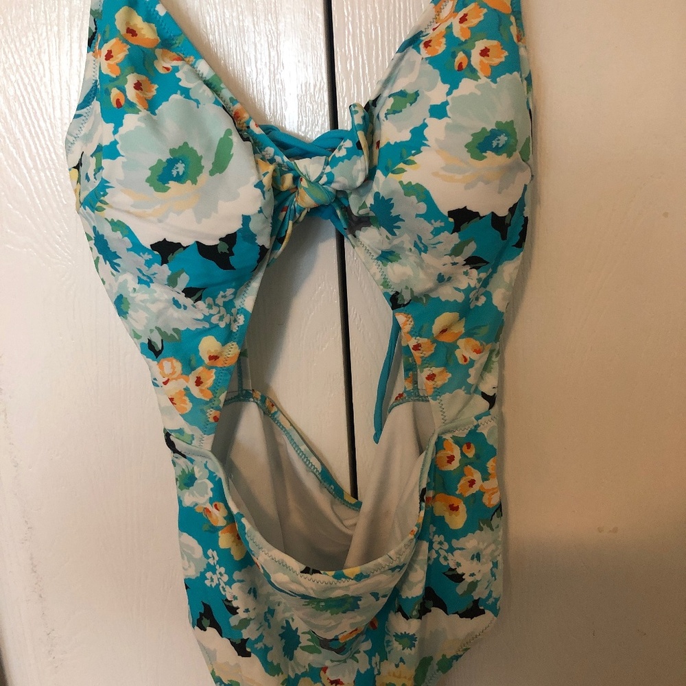 NWT CUPSHE cut out swimsuit